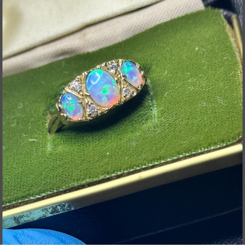 🛑Sold 9ct YG Opal & Diamond Ring 3 Opals 4 Diamonds with box